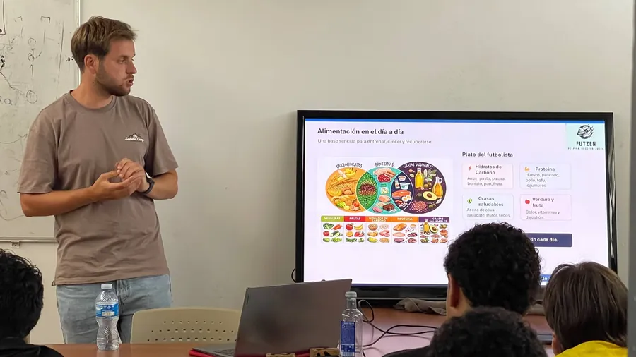 Charla de nutrición con un profesional invitado en el campus