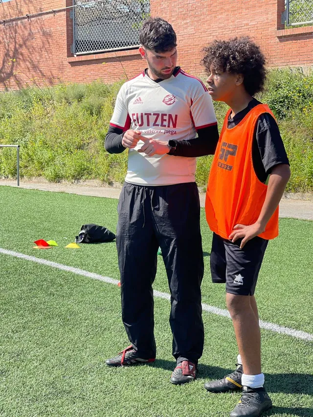 Un entrenador de FUTZEN da indicaciones individuales a un jugador