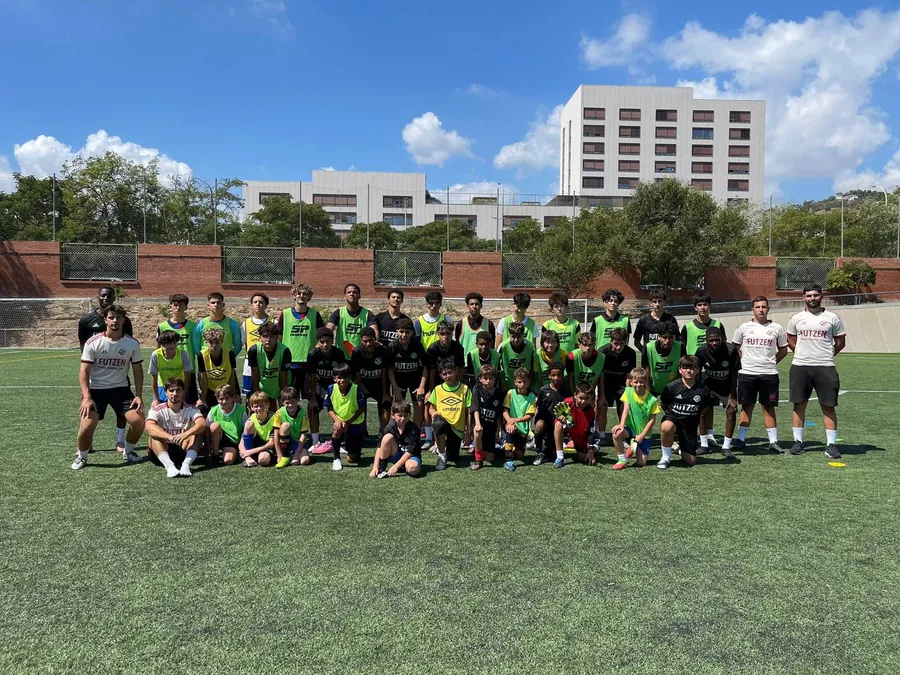 Foto de grupo de jugadores y entrenadores en un campus de FUTZEN