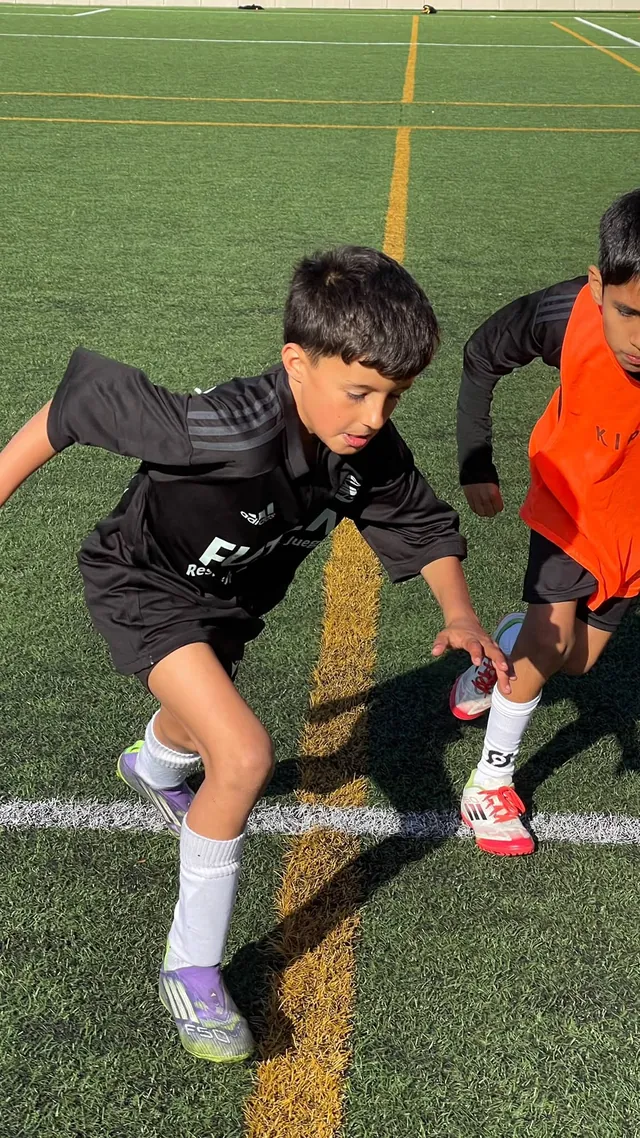 Un jugador de FUTZEN regatea durante un ejercicio